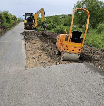 Se repară gropile de pe drumul județean ce duce către Ciubanca