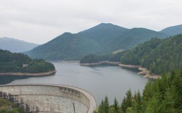 Lucrări de întreținere pe drumul județean care leagă Barajul Drăgan de județul Bihor